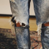 Jeansy z przetarciami Grunge